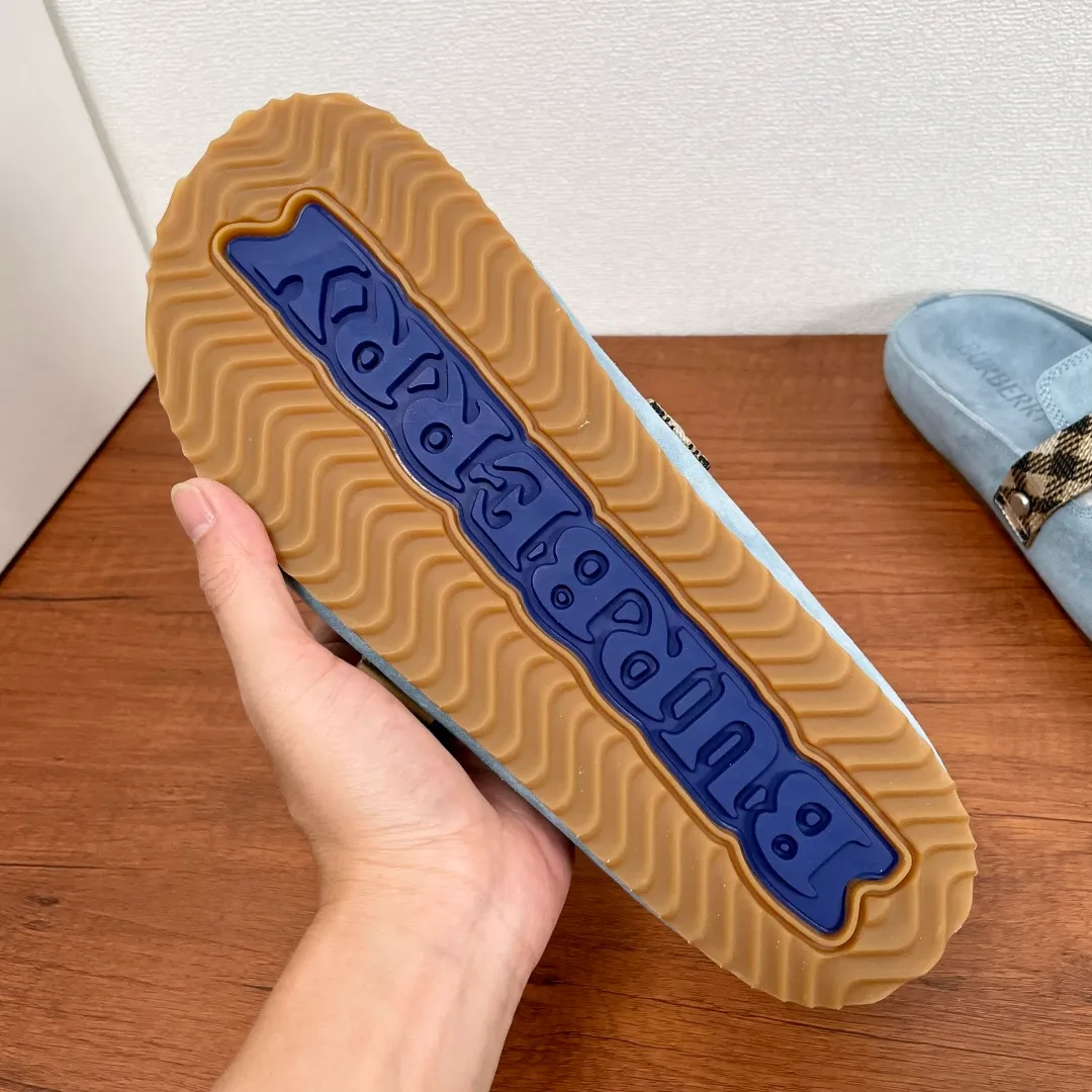 Men's Men's Shoes 💰340【New Style】🐝🐝Burberry New Burberry - Men's Checked Leather Urchin Half-Flop Sandal Made of soft suede cowhide and calfskin, these half-flop sandals feature an adjustable B-shaped buckle strap and are decorated with the signature sand-colored Burberry check in jacquard worsted. The upper wraps around the midsole and is paired with a sole made of the same upper material with an embossed logo on the heel and a wavy rubber outsole embellished with the Burberry lettering. Fashionable and casual! Comes with full set of original packaging dust bag! Code number: 39-40-41-42-43-44 standard code (38/45 can be customized and returns and exchanges are not supported)